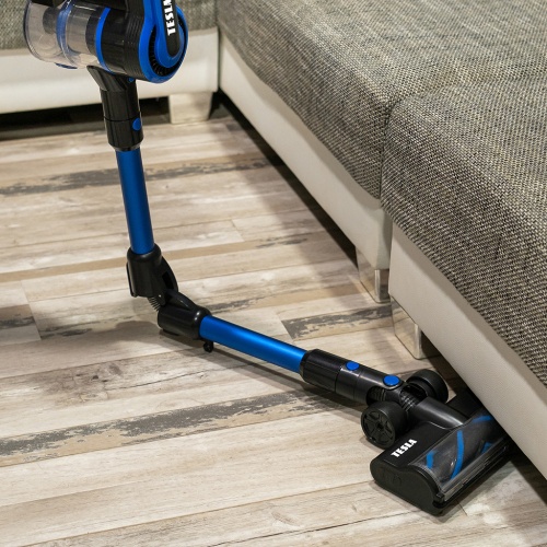 Vysavač TESLA Purestar E70 Aqua Pro dosahuje pod gauč pro snadné čištění v těsných prostorech.