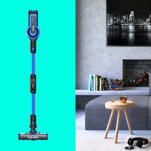 Tyčový vysavač TESLA Purestar E70 Aqua Pro stojící ve vzpřímené poloze v moderním obývacím pokoji zdůrazňující pohodlné uložení.