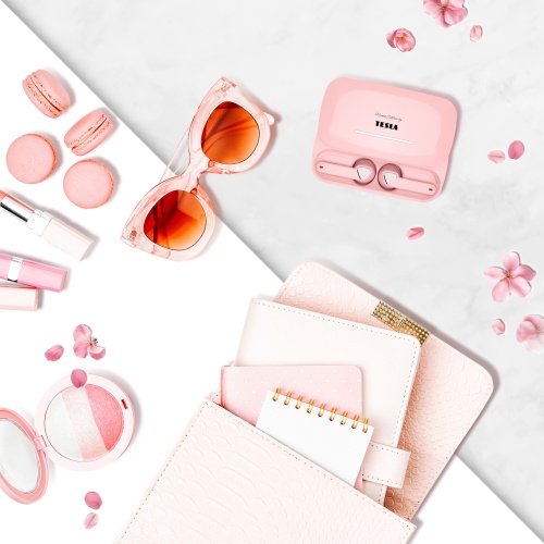 Sluchátka TESLA Sound EB20 v nabíjecím pouzdru na stole