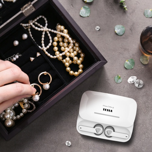 Sluchátka TESLA Sound EB20 v nabíjecím pouzdru vedle šperkovnice