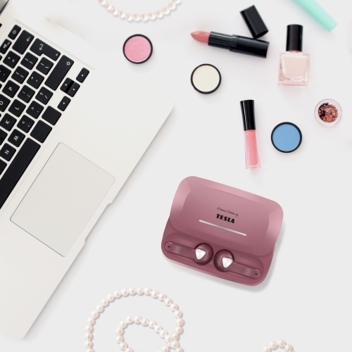 Sluchátka TESLA Sound EB20 v nabíjecím pouzdru na stole u počítače