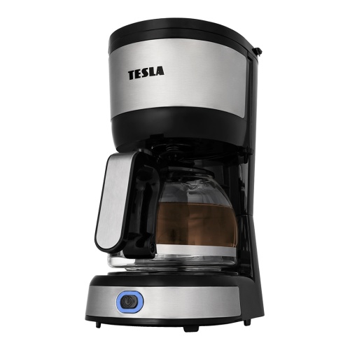 Detailní pohled z boku na kávovar TESLA Coffeemaster ES200 ukazující průhlednou konvici a ovládací panel s modrým podsvícením.