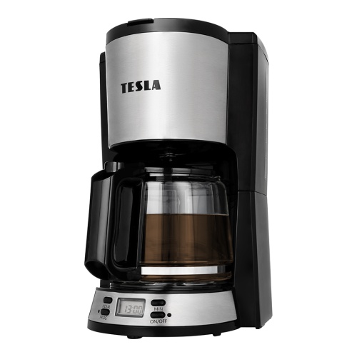 Detailní pohled na TESLA Coffeemaster ES300 s nerezovou ocelí, černým designem a digitálním displejem ukazujícím čas.