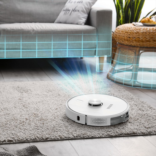 TESLA Robostar iQ700 laserový robotický vysavač čistící koberec v moderním obývacím pokoji.