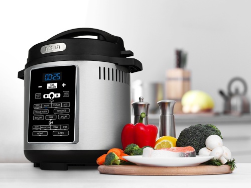 TESLA EliteCook K80 Deluxe na stole se zeleninou a mořskými plody