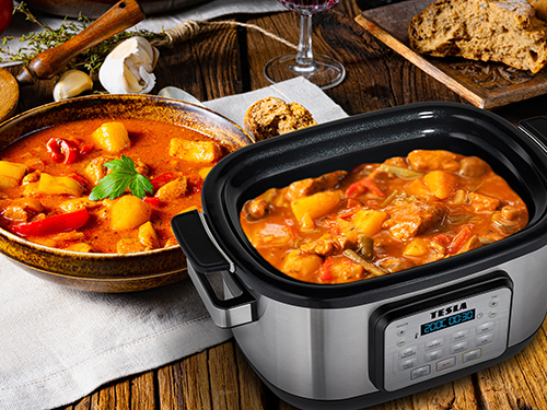 TESLA MultiCook M80 Deluxe s pokrmem s omáčkou uvnitř