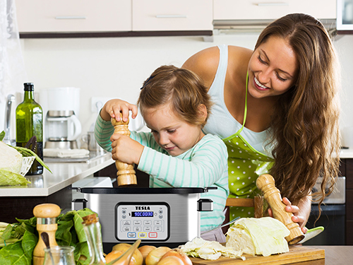 Vaření je zábava - máma s dítětem vaří v TESLA MultiCook M80 Deluxe