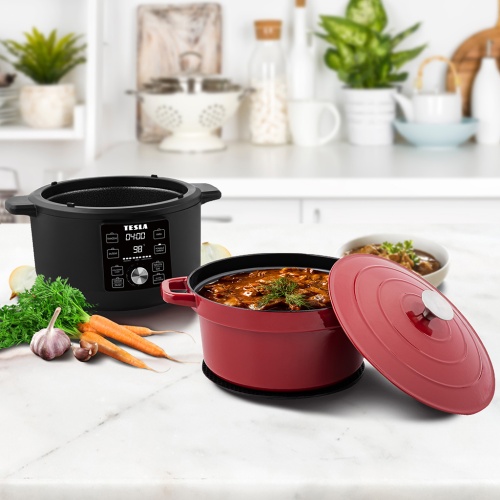 TESLA MultiCook MC600 Pro na kuchyňské lince s vnitřním smaltovaným hrncem a jídlem