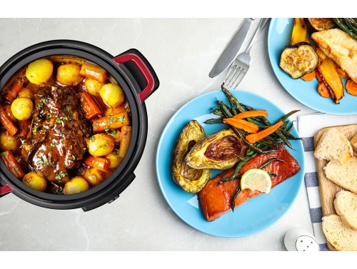 TESLA MultiCook MC600 Pro na stole s naservírovaným jídlem