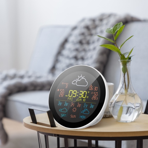 TESLA Device MS360 na stolku v obývacím pokoji