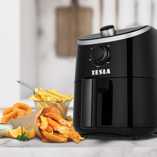 TESLA AirCook Q20 na kuchyňské lince se stripsy a hranolky