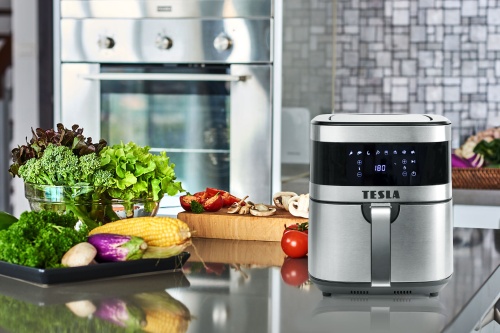 Nerezový design fritézy v moderní kuchyni