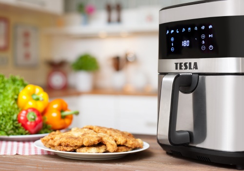 TESLA AirCook Q60 XL na stole zeleninou a masem