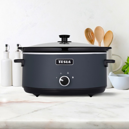 Pomalý hrnec TESLA SlowCook S500 z předního pohledu na kuchyňské lince