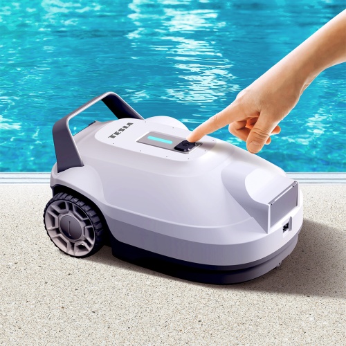 Prst tlačící na tlačítko na bílém robotickém bazénovém vysavači TESLA RoboStar SP300, který stojí u modrého bazénu.