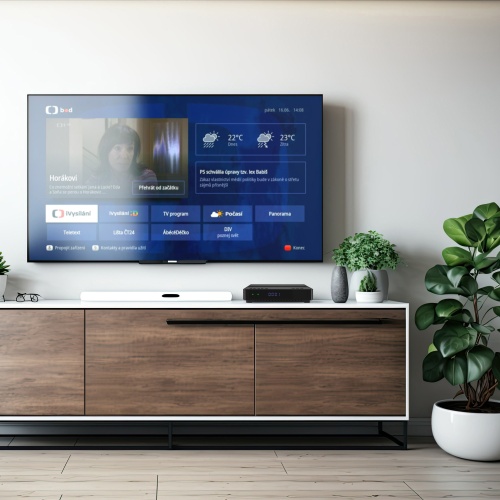 Set-top box TESLA HYbbRID TV TH210 na stole pod televizí se zobrazením archívu České televize