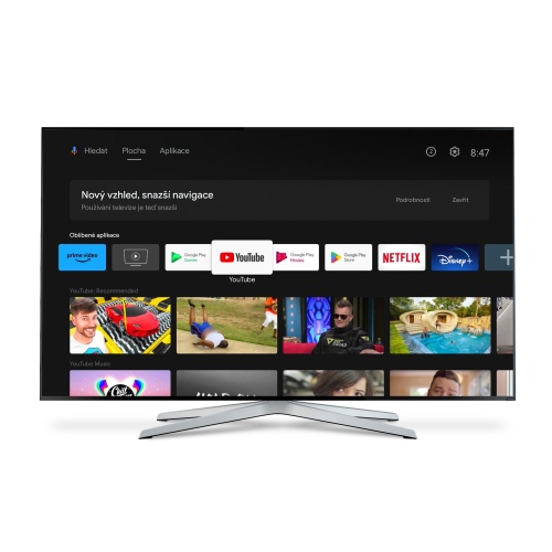 Televize s úvodní obrazovkou z TESLA MediaBox XT850 Android TV a ikonami aplikací