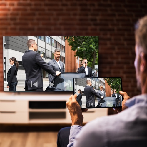 Tablet a televize s obsahem z TESLA MediaBox XT850 Android TV zobrazeného pomocí funkce Chromecast built-in