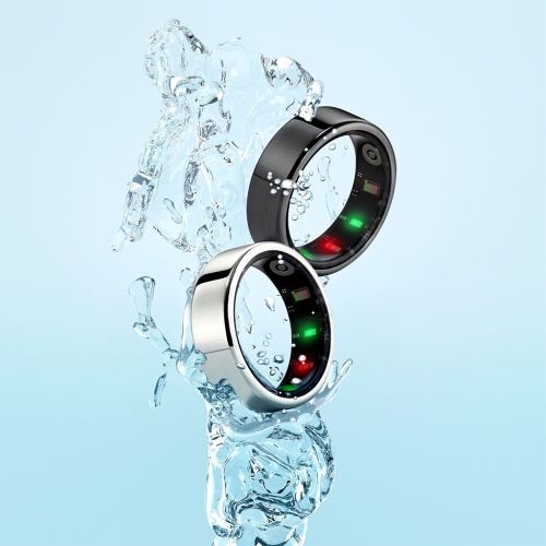 TESLA Ring G55 v černé a stříbrné barvě v proudu vody, ilustrující vodotěsnost produktu.