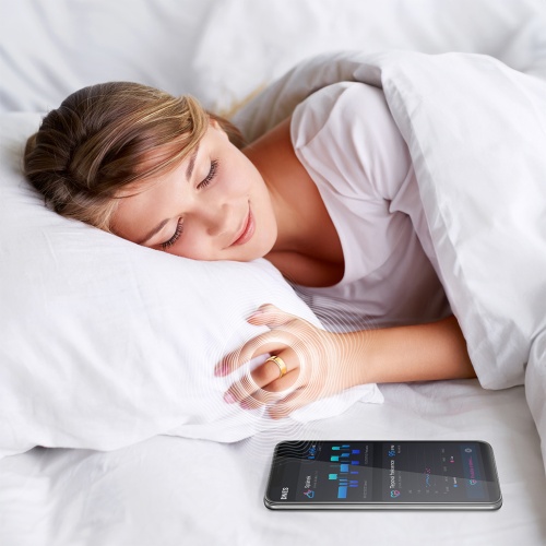 Žena spící s TESLA Ring G55 na prstu, zaznamenávající údaje o spánku do mobilní aplikace.
