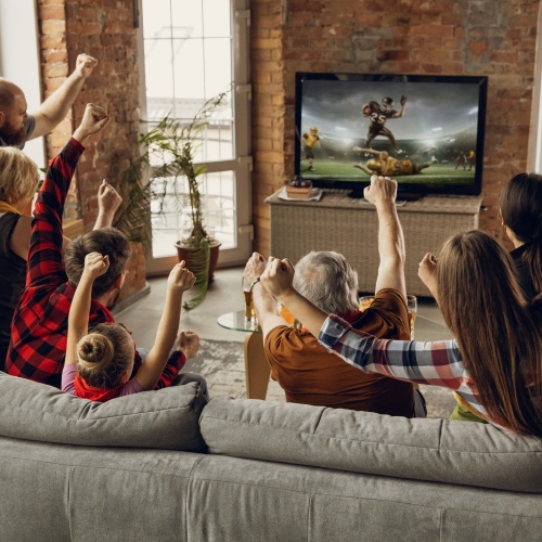 Rodina sledující na TV s TESLA MediaBox XG500 sportovní zápas